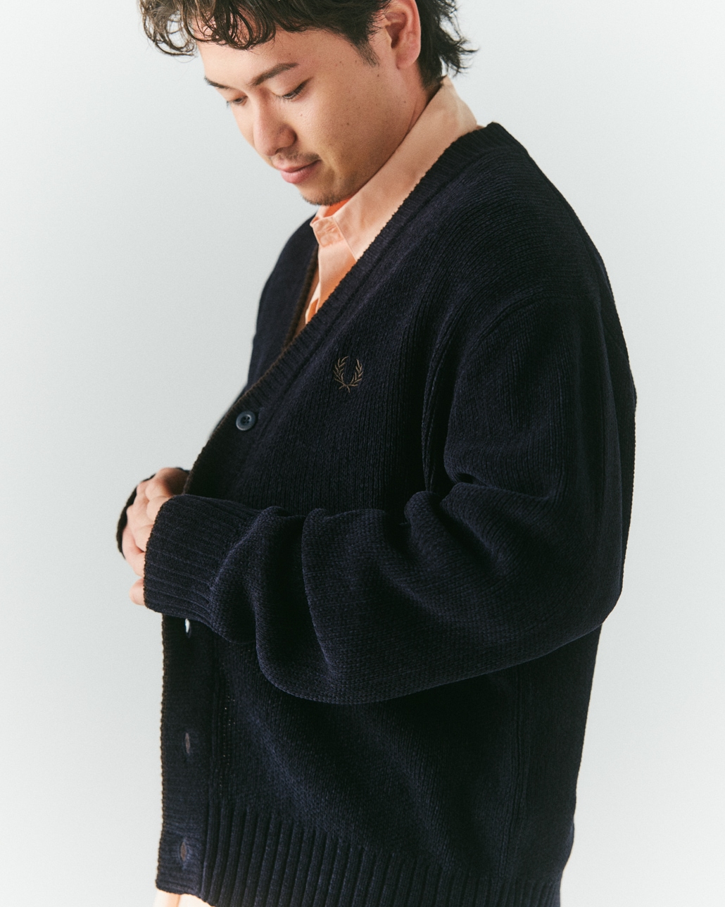 FRED PERRY [フレッドペリー] 別注 ワンポイントロゴ刺繍 Vネックモールニットカーディガン [FPM-26A-006JF]です。