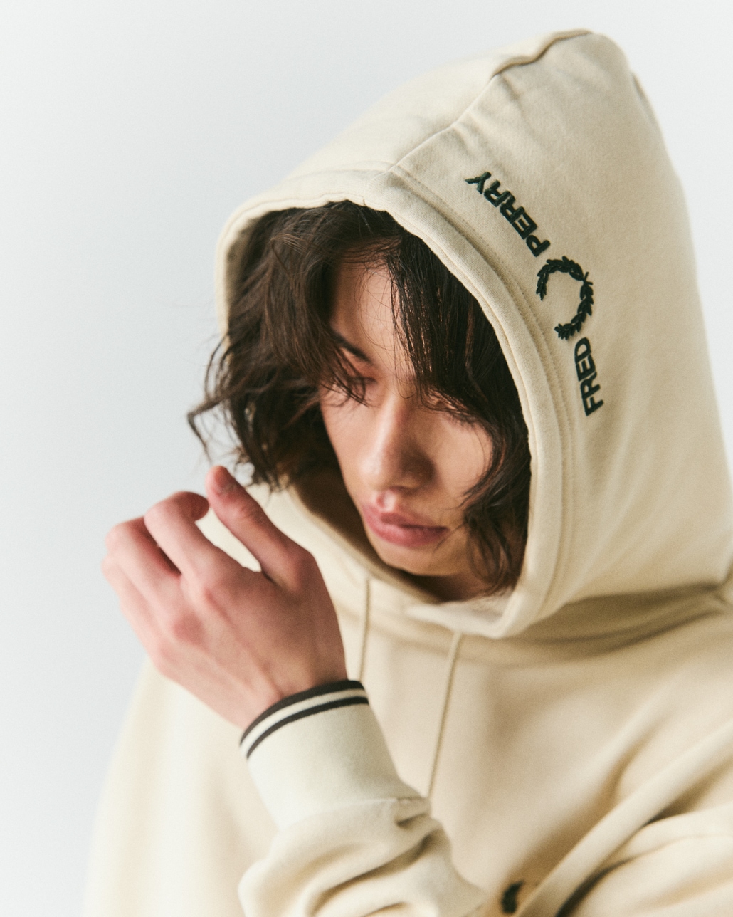 FRED PERRY [フレッドペリー] 別注 フードロゴ刺繍スウェットパーカー [FPM-26A-012JF]です。