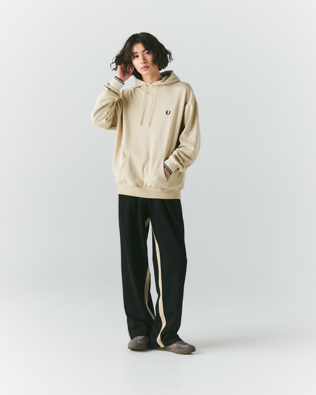 FRED PERRY [フレッドペリー] 別注 フードロゴ刺繍スウェットパーカー [FPM-26A-012JF]です。