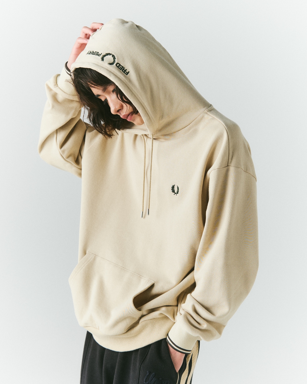 FRED PERRY [フレッドペリー] 別注 フードロゴ刺繍スウェットパーカー [FPM-26A-012JF]です。