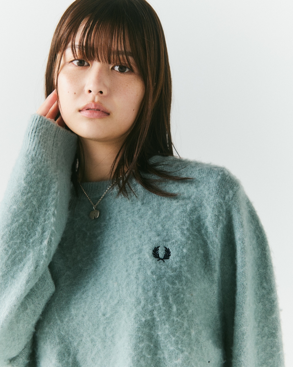 FRED PERRY [フレッドペリー] 別注 ワンポイントロゴ刺繍 クロップド丈 シャギーニットプルオーバー [FPW-26A-010-JF]です。