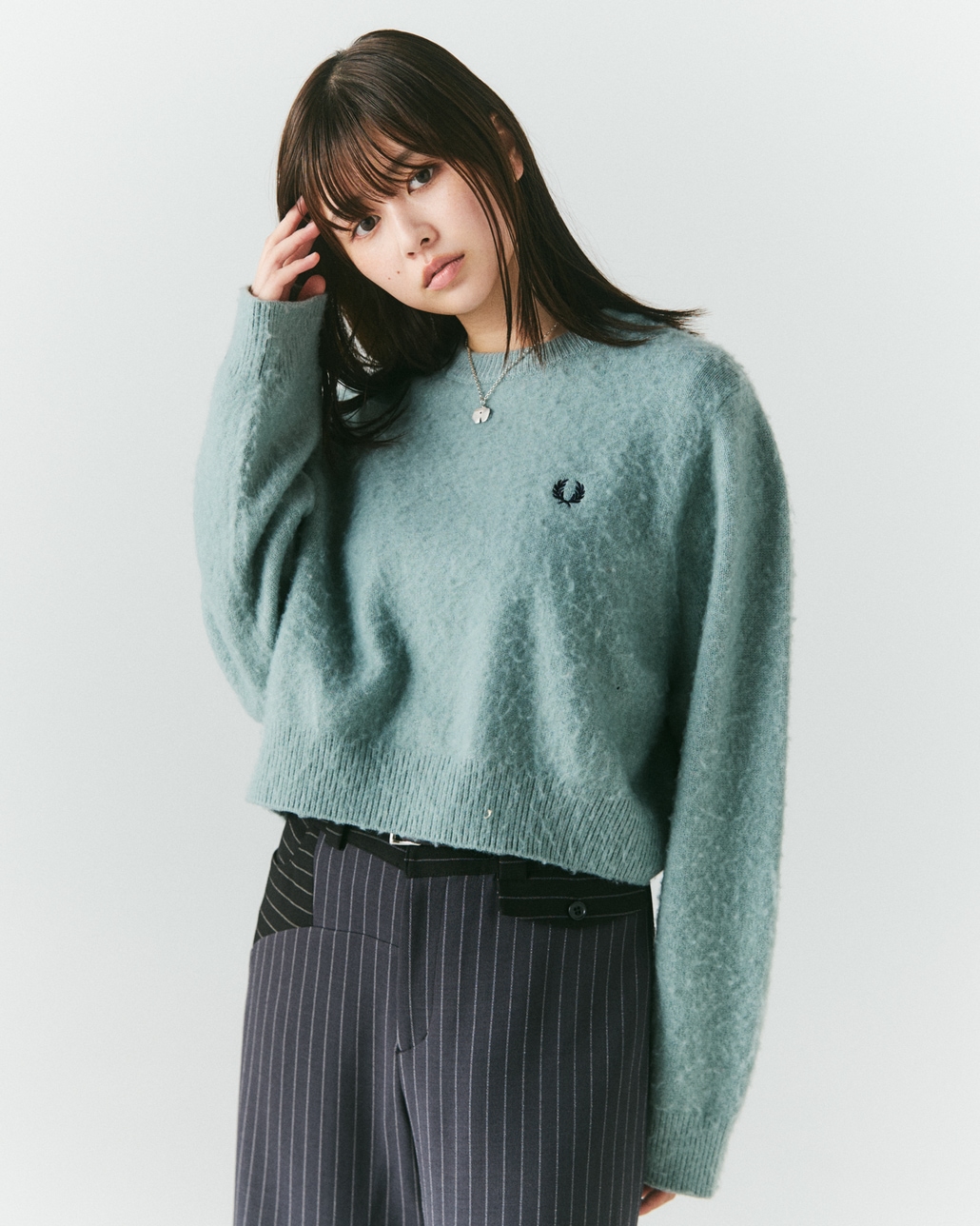 FRED PERRY [フレッドペリー] 別注 ワンポイントロゴ刺繍 クロップド丈 シャギーニットプルオーバー [FPW-26A-010-JF]です。