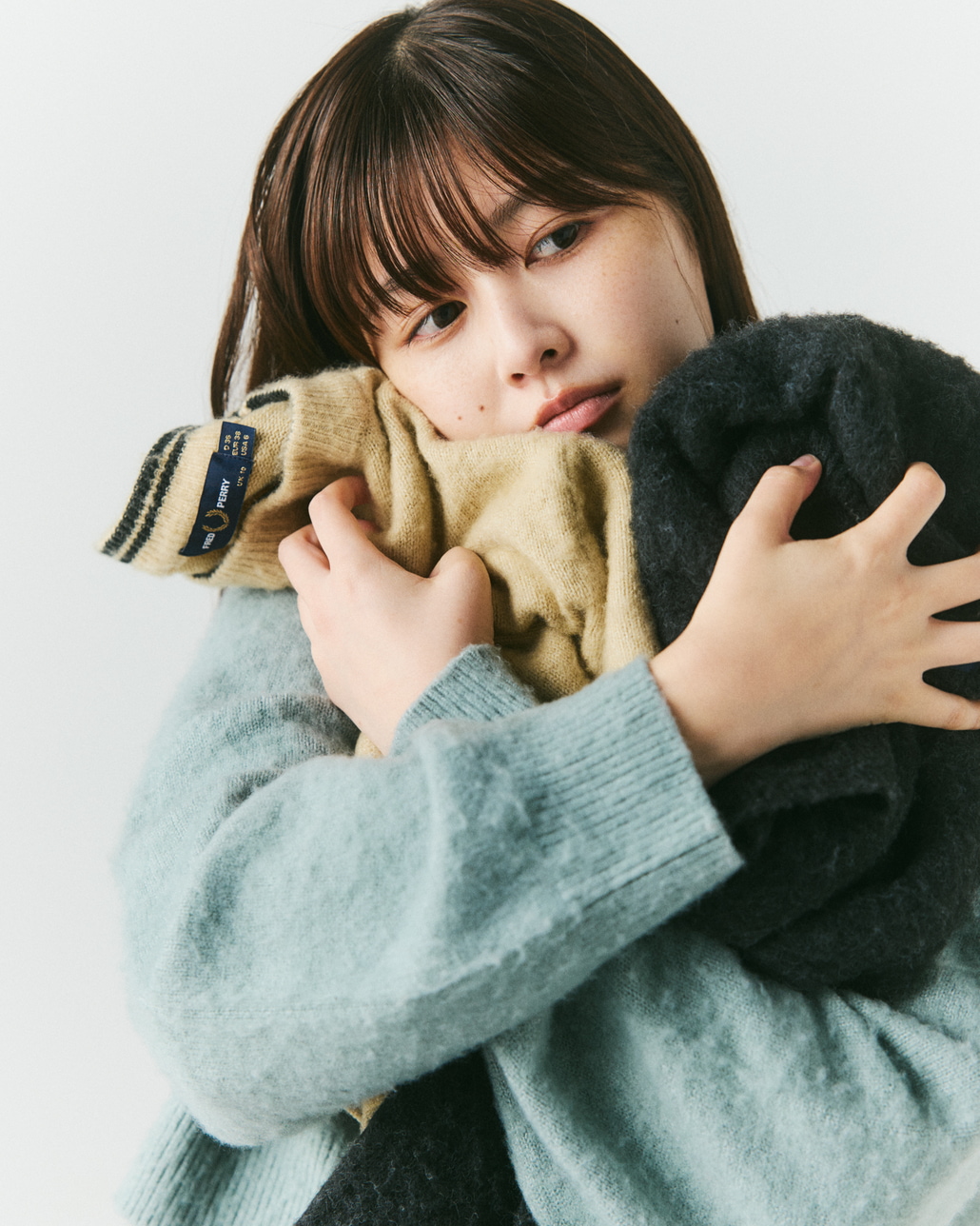 FRED PERRY [フレッドペリー] 別注 ワンポイントロゴ刺繍 クロップド丈 シャギーニットプルオーバー [FPW-26A-010-JF]です。