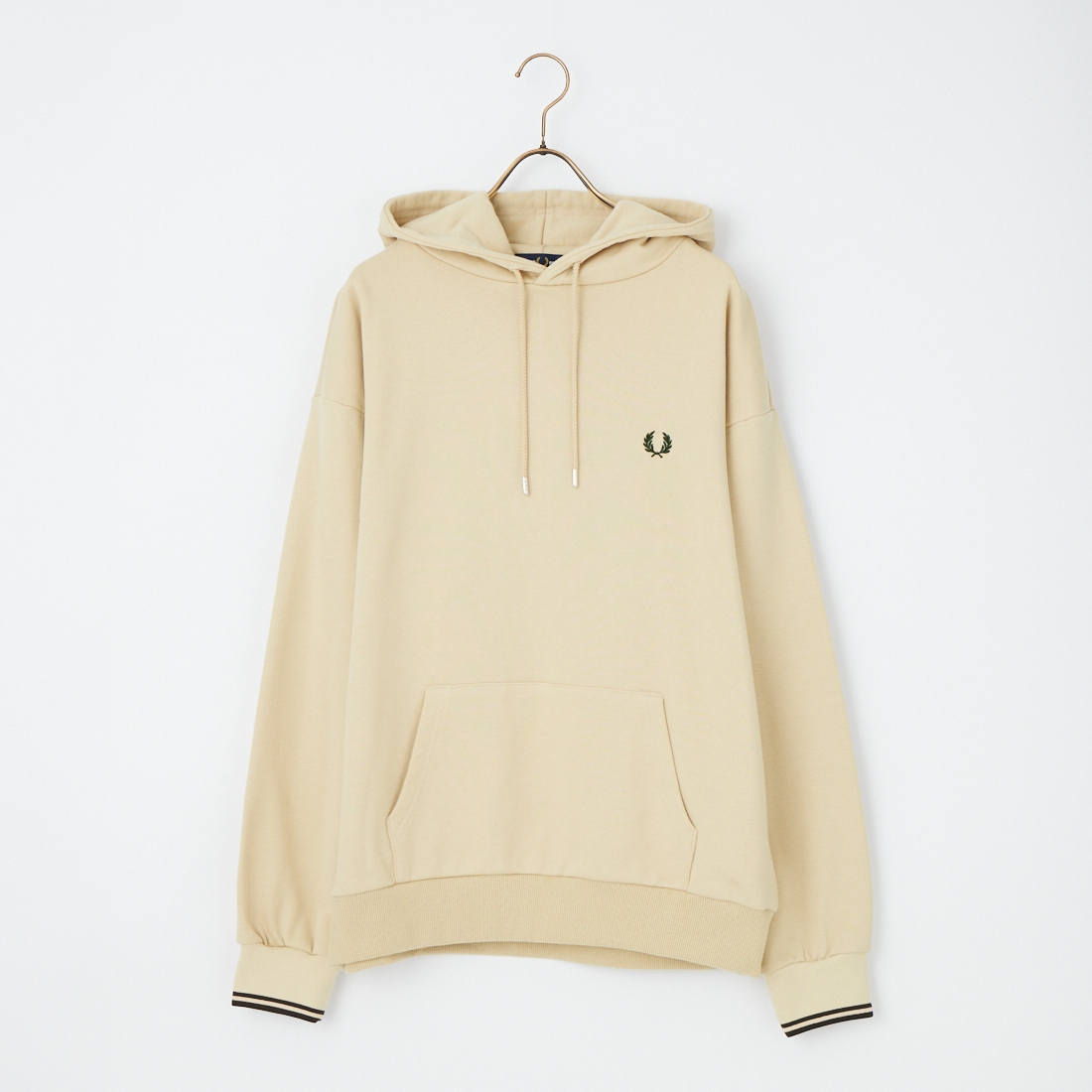 FRED PERRY [フレッドペリー] 別注 フードロゴ刺繍スウェットパーカー [FPM-26A-012JF]です。