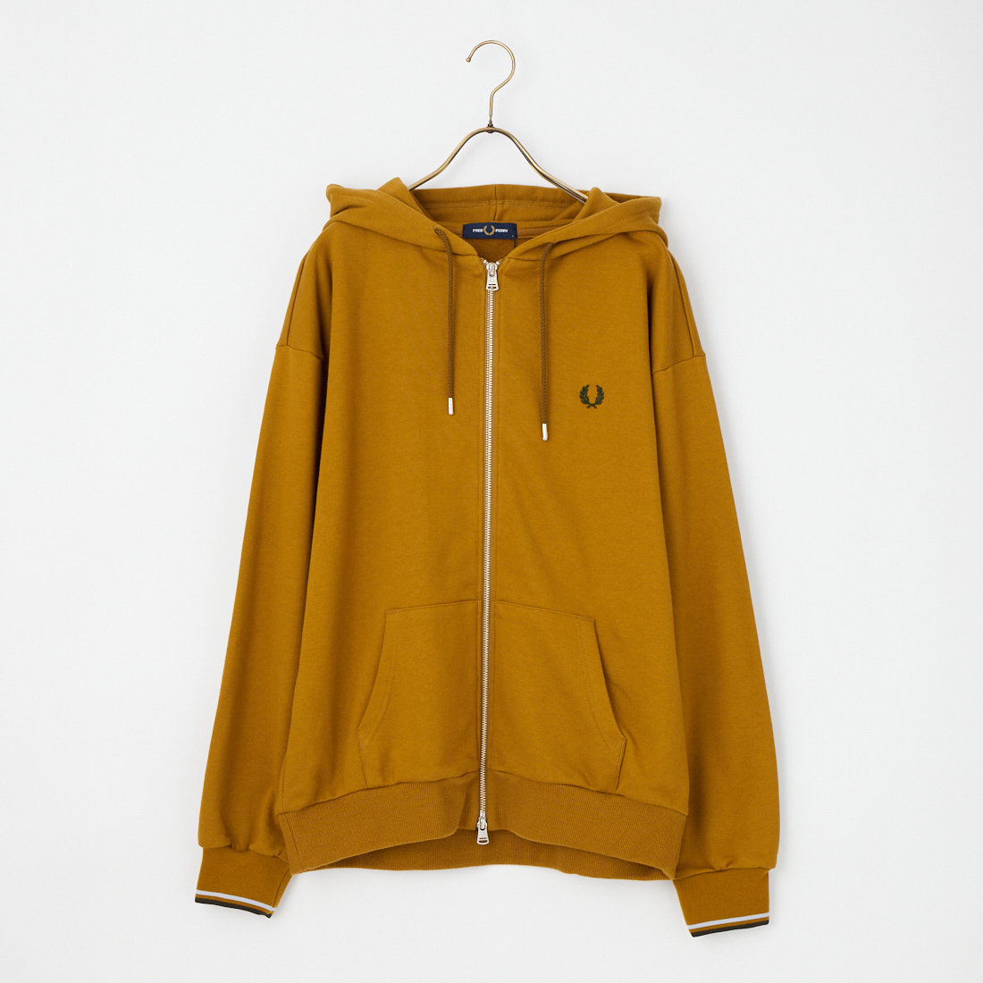 FRED PERRY [フレッドペリー] 別注 フードロゴ刺繍スウェットジップパーカー [FPM-26A-011JF]です。