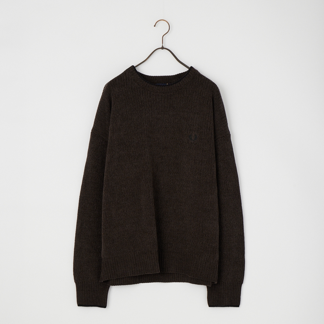 FRED PERRY [フレッドペリー] 別注 ワンポイントロゴ刺繍 クルーネックモールニット [FPM-26A-007JF]です。