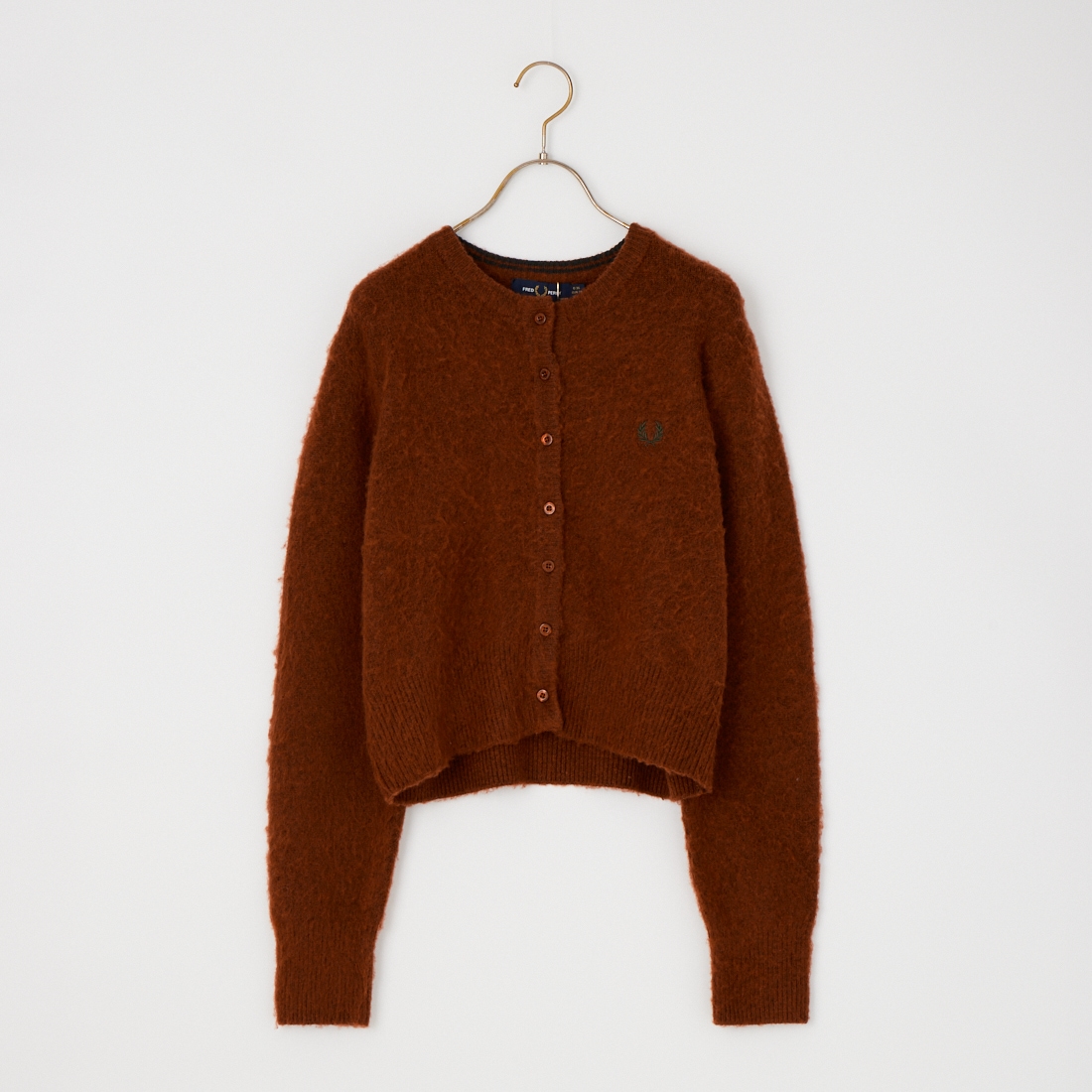 FRED PERRY [フレッドペリー] 別注 ワンポイントロゴ刺繍 クロップド丈シャギーニットカーディガン [FPW-26A-008-JF]です。