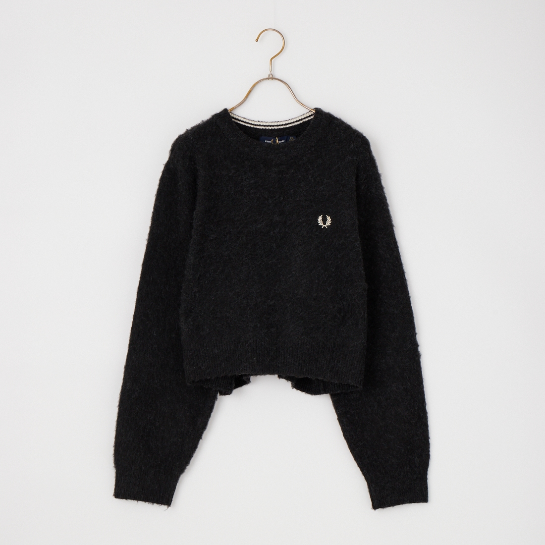 FRED PERRY [フレッドペリー] 別注 ワンポイントロゴ刺繍 クロップド丈 シャギーニットプルオーバー [FPW-26A-010-JF]です。