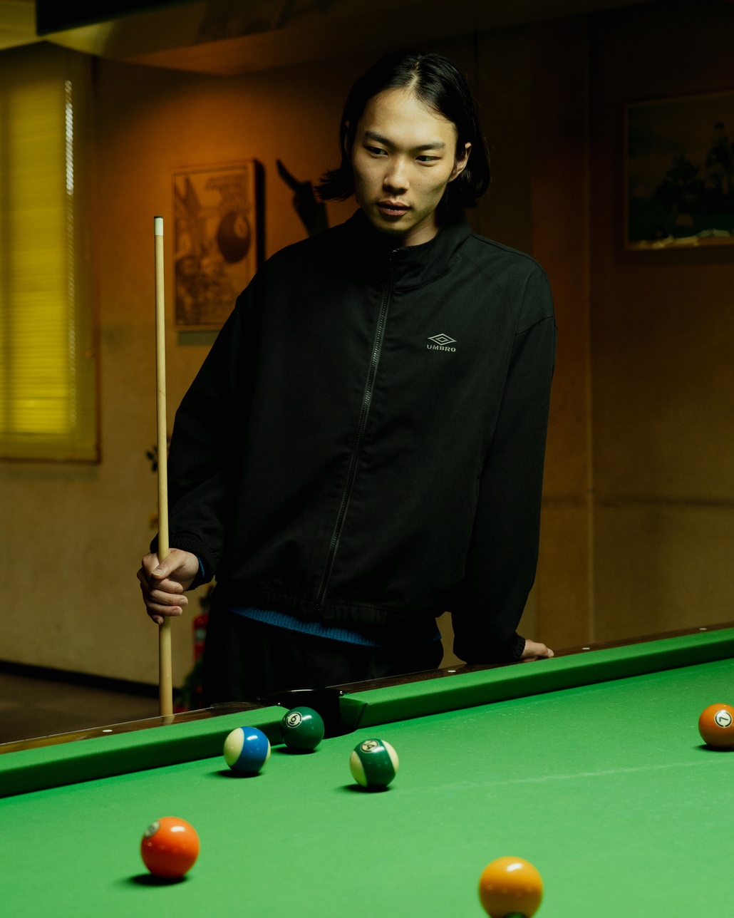 UMBRO [アンブロ] 別注 トラックジャケットとワイドトラックパンツのセットアップのスタイリングです。