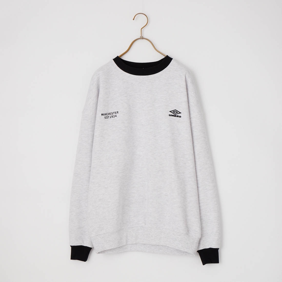 UMBRO [アンブロ] 別注 ワンポイントロゴ刺繍 クルーネックスウェット [201NK26AW-PO24-JF]