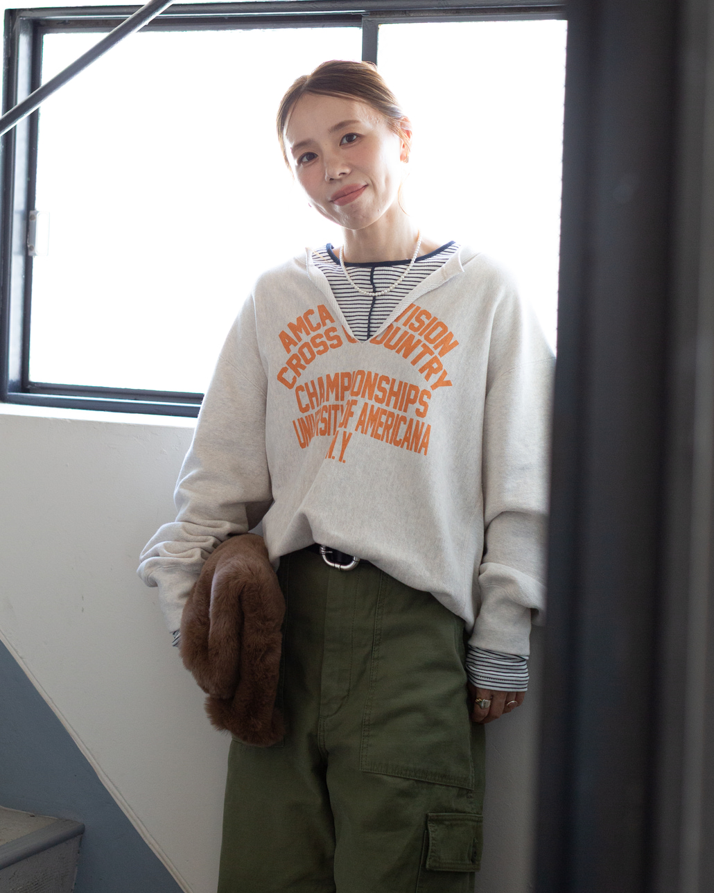 Americana × JEANS FACTORY [アメリカーナ × ジーンズファクトリー] 別注 リメイク風キーネック カレッジロゴスウェット [ASO-898-1-JF]のスタイリングです。