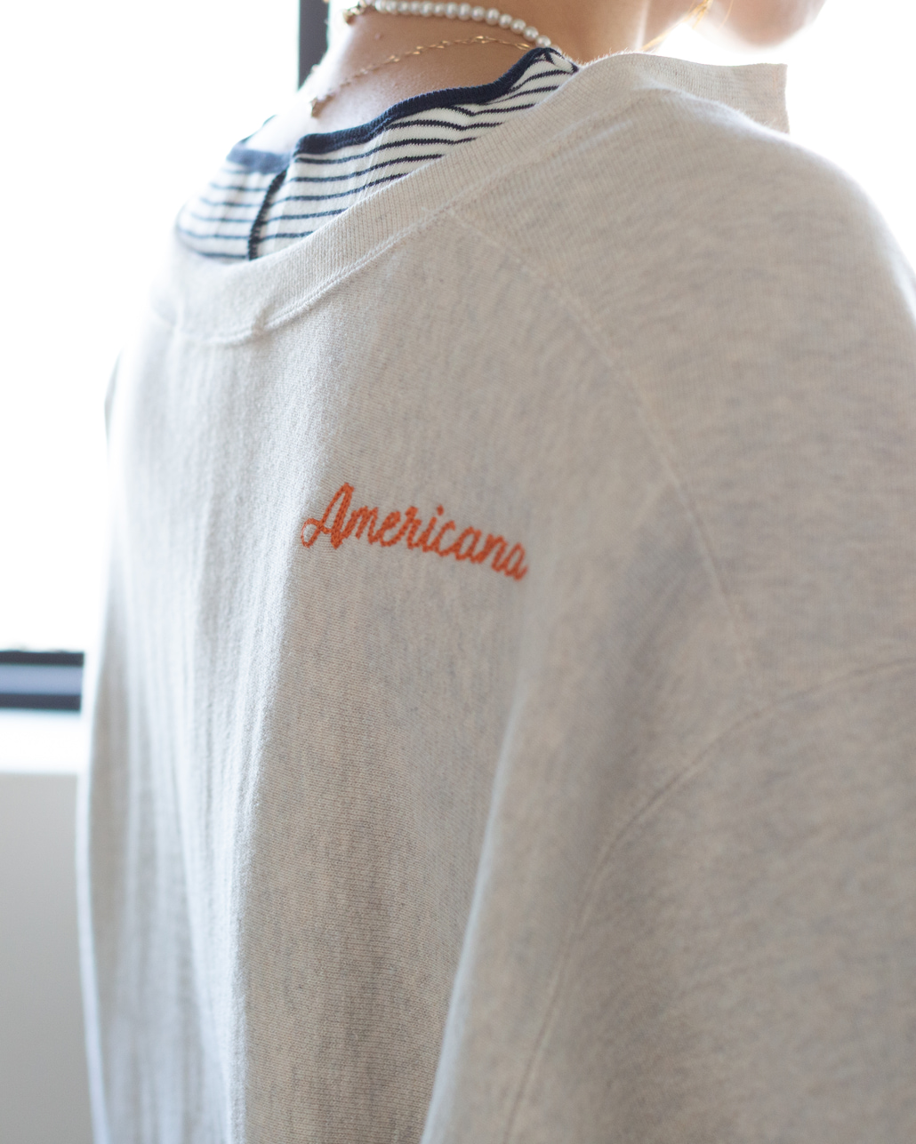 Americana × JEANS FACTORY [アメリカーナ × ジーンズファクトリー] 別注 リメイク風キーネック カレッジロゴスウェット [ASO-898-1-JF]のスタイリングです。