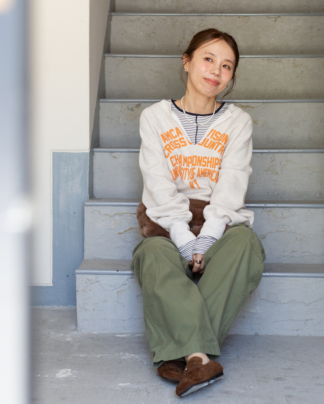 Americana × JEANS FACTORY [アメリカーナ × ジーンズファクトリー] 別注 リメイク風キーネック カレッジロゴスウェット [ASO-898-1-JF]のスタイリングです。