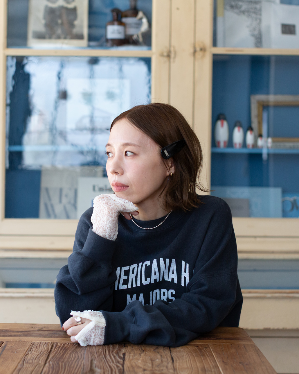 Americana × JEANS FACTORY [アメリカーナ × ジーンズファクトリー] 別注 カレッジロゴプリント カットオフスウェット [ASO-899-1-JF]のスタイリングです。