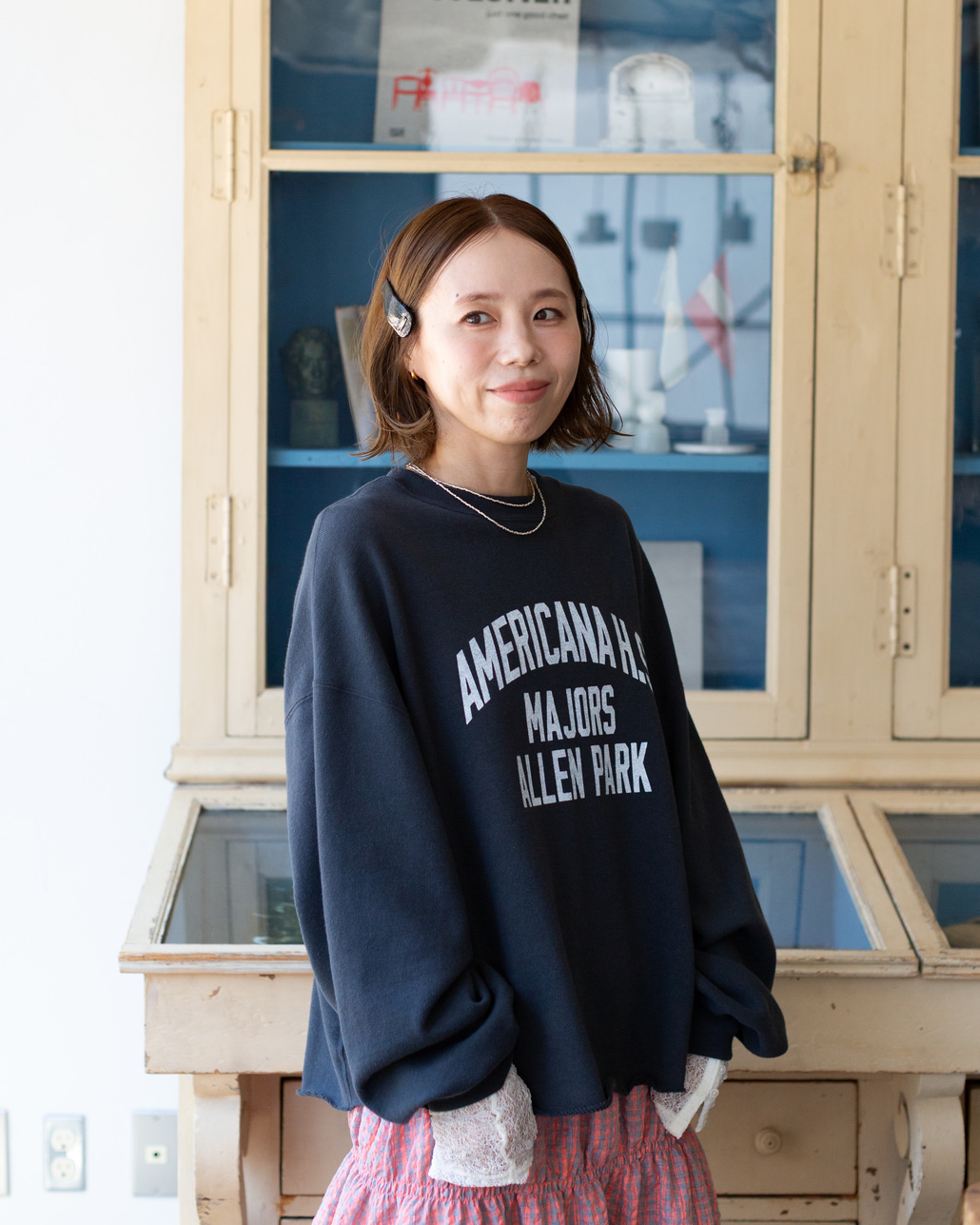 Americana × JEANS FACTORY [アメリカーナ × ジーンズファクトリー] 別注 カレッジロゴプリント カットオフスウェット [ASO-899-1-JF]のスタイリングです。