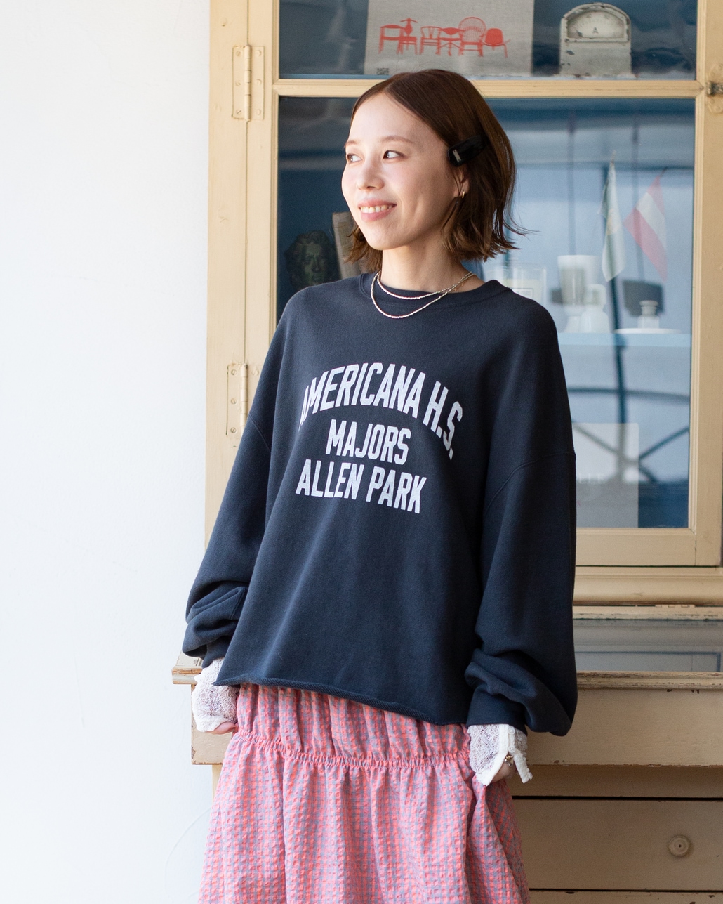 Americana × JEANS FACTORY [アメリカーナ × ジーンズファクトリー] 別注 カレッジロゴプリント カットオフスウェット [ASO-899-1-JF]のスタイリングです。