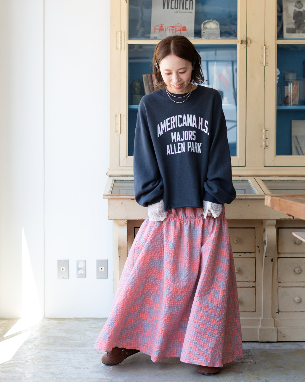 Americana × JEANS FACTORY [アメリカーナ × ジーンズファクトリー] 別注 カレッジロゴプリント カットオフスウェット [ASO-899-1-JF]のスタイリングです。