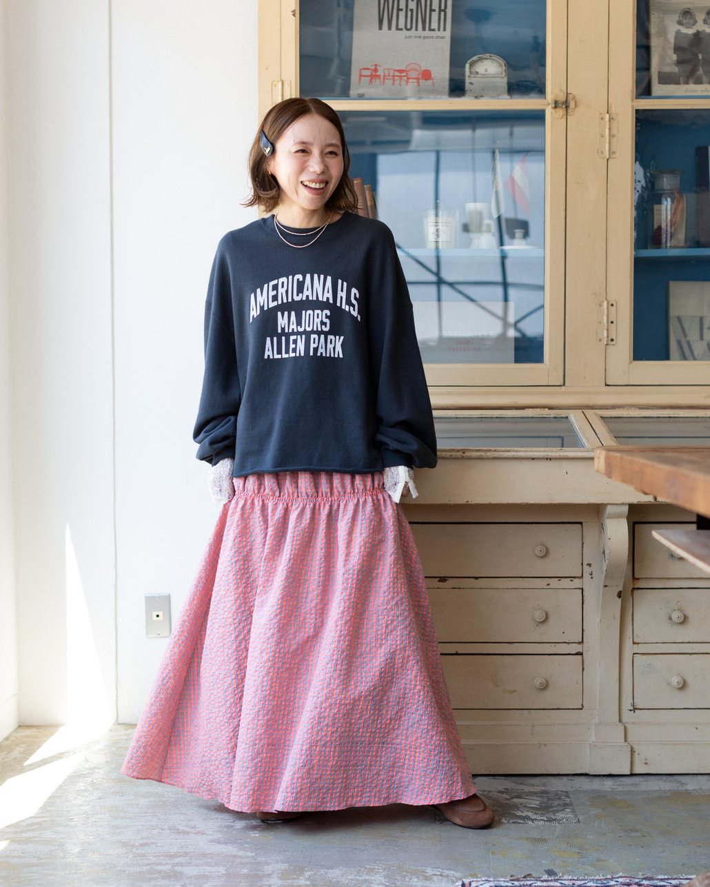 Americana × JEANS FACTORY [アメリカーナ × ジーンズファクトリー] 別注 カレッジロゴプリント カットオフスウェット [ASO-899-1-JF]のスタイリングです。