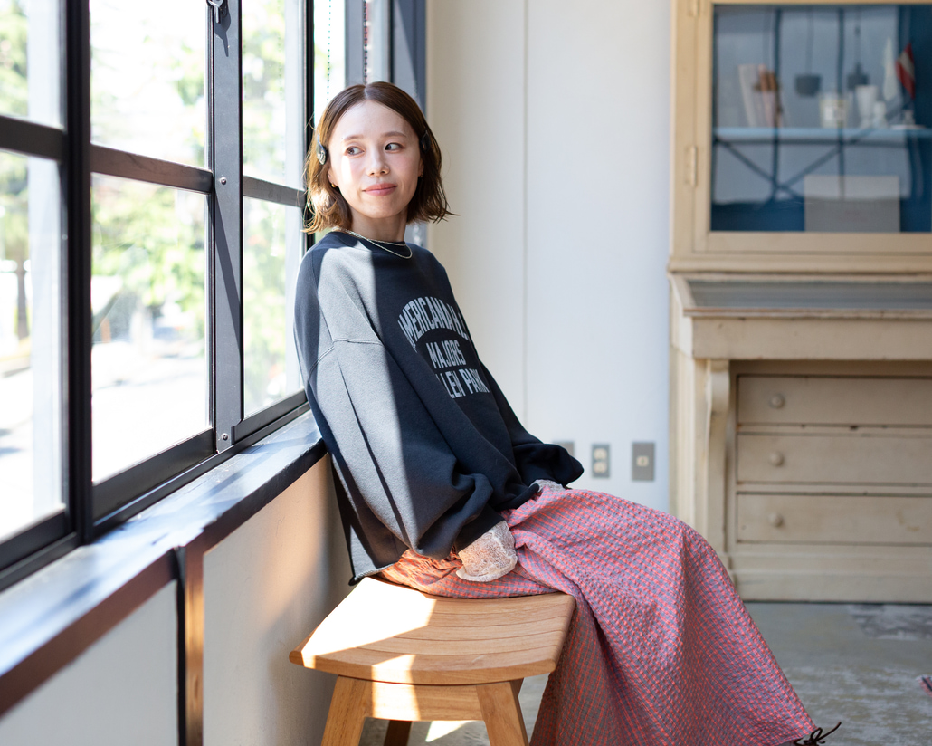 Americana × JEANS FACTORY [アメリカーナ × ジーンズファクトリー] 別注 カレッジロゴプリント カットオフスウェット [ASO-899-1-JF]のスタイリングです。
