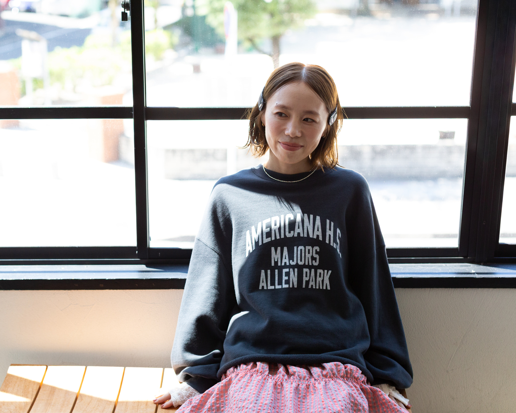 Americana × JEANS FACTORY [アメリカーナ × ジーンズファクトリー] 別注 カレッジロゴプリント カットオフスウェット [ASO-899-1-JF]のスタイリングです。