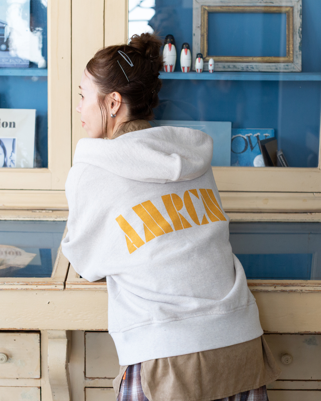 Americana × JEANS FACTORY [アメリカーナ × ジーンズファクトリー] 別注 AMRCN バックプリント ジップフードパーカー [ASO-900-JF]のスタイリングです。