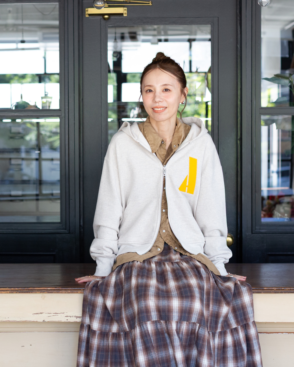 Americana × JEANS FACTORY [アメリカーナ × ジーンズファクトリー] 別注 AMRCN バックプリント ジップフードパーカー [ASO-900-JF]のスタイリングです。