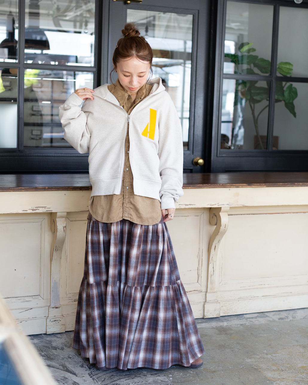 Americana × JEANS FACTORY [アメリカーナ × ジーンズファクトリー] 別注 AMRCN バックプリント ジップフードパーカー [ASO-900-JF]のスタイリングです。