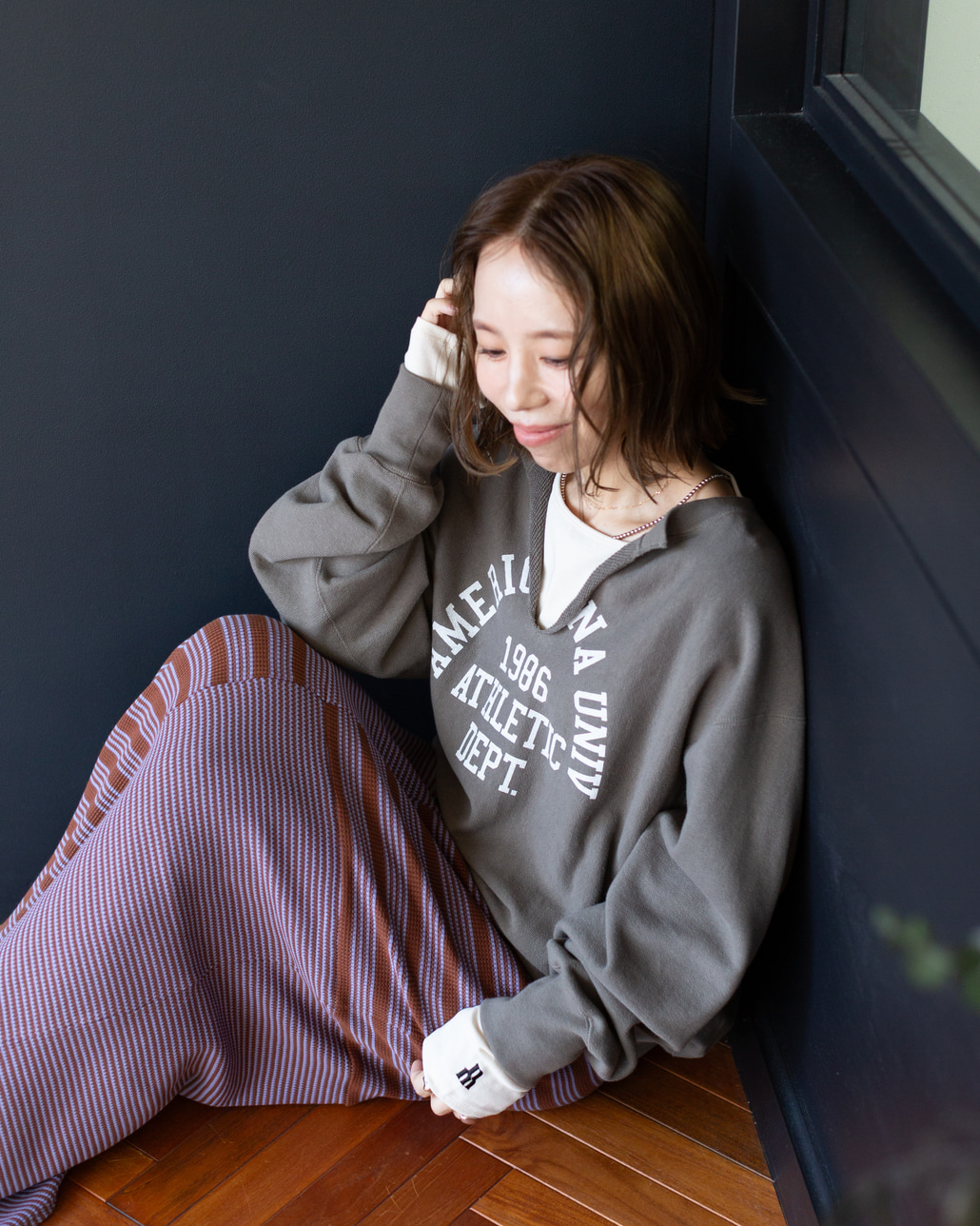 Americana × JEANS FACTORY [アメリカーナ × ジーンズファクトリー] 別注 リメイク風キーネック アーチロゴスウェット [ASO-898-2-JF]のスタイリングです。