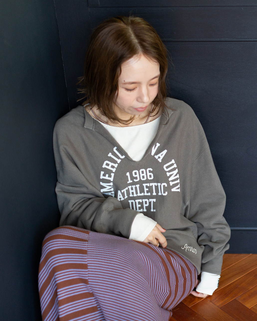 Americana × JEANS FACTORY [アメリカーナ × ジーンズファクトリー] 別注 リメイク風キーネック アーチロゴスウェット [ASO-898-2-JF]のスタイリングです。