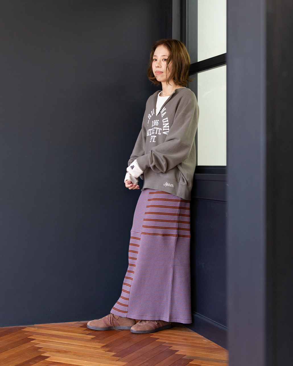 Americana × JEANS FACTORY [アメリカーナ × ジーンズファクトリー] 別注 リメイク風キーネック アーチロゴスウェット [ASO-898-2-JF]のスタイリングです。