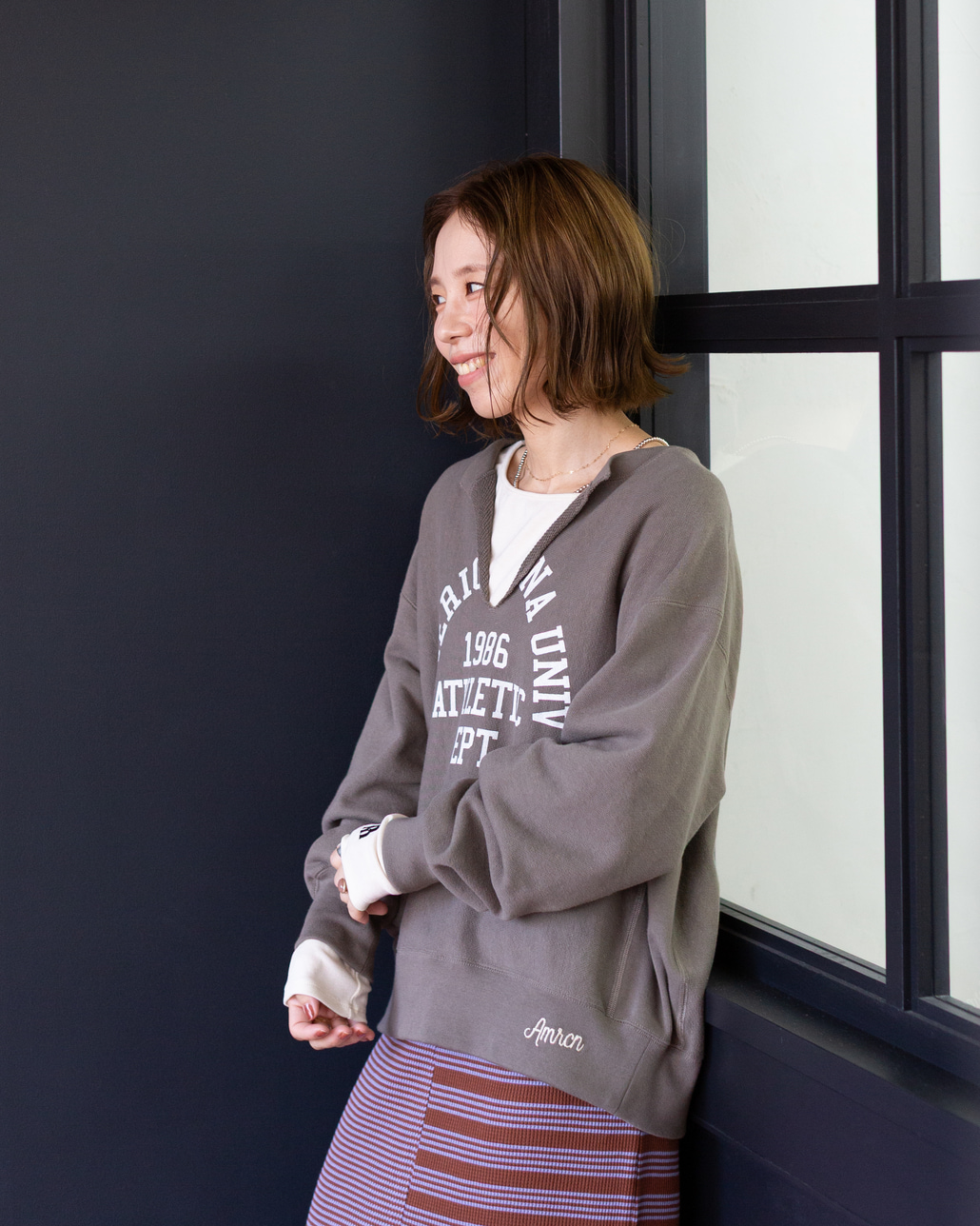 Americana × JEANS FACTORY [アメリカーナ × ジーンズファクトリー] 別注 リメイク風キーネック アーチロゴスウェット [ASO-898-2-JF]のスタイリングです。