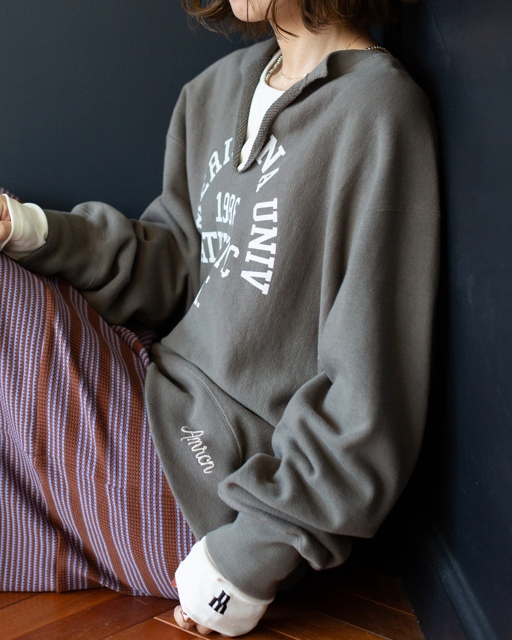 Americana × JEANS FACTORY [アメリカーナ × ジーンズファクトリー] 別注 リメイク風キーネック アーチロゴスウェット [ASO-898-2-JF]のスタイリングです。