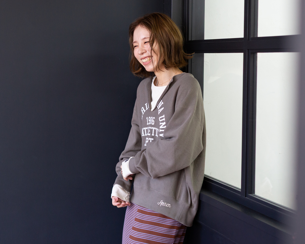 Americana × JEANS FACTORY [アメリカーナ × ジーンズファクトリー] 別注 リメイク風キーネック アーチロゴスウェット [ASO-898-2-JF]のスタイリングです。