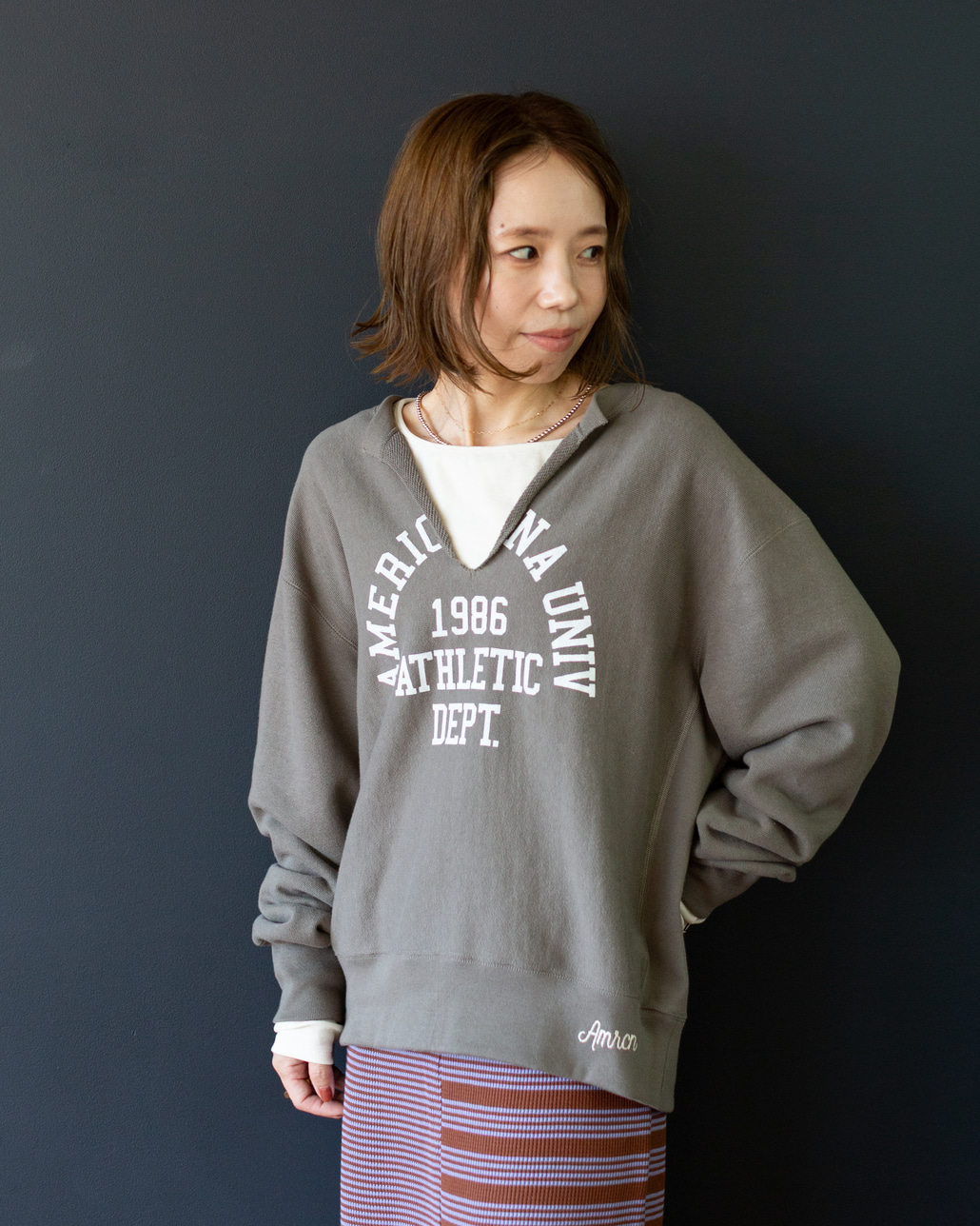 Americana × JEANS FACTORY [アメリカーナ × ジーンズファクトリー] 別注 リメイク風キーネック アーチロゴスウェット [ASO-898-2-JF]のスタイリングです。