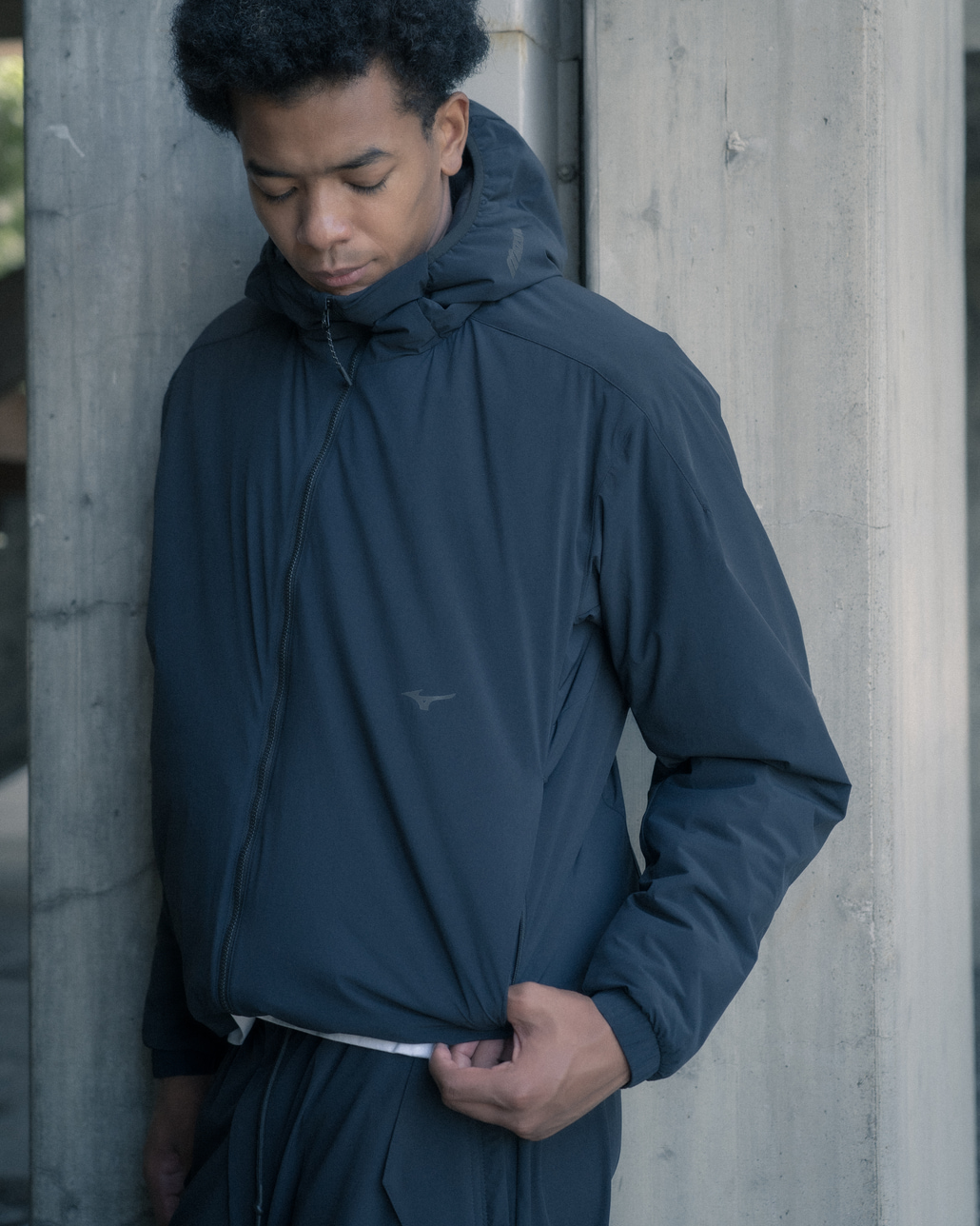 MIZUNO [ミズノ] 別注 インサレーションフードジャケット [D2JEDW11-JF]のルック写真です。