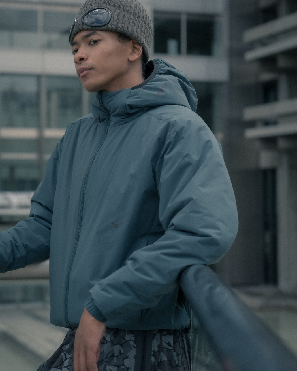 MIZUNO [ミズノ] 別注 インサレーションフードジャケット [D2JEDW11-JF]のルック写真です。