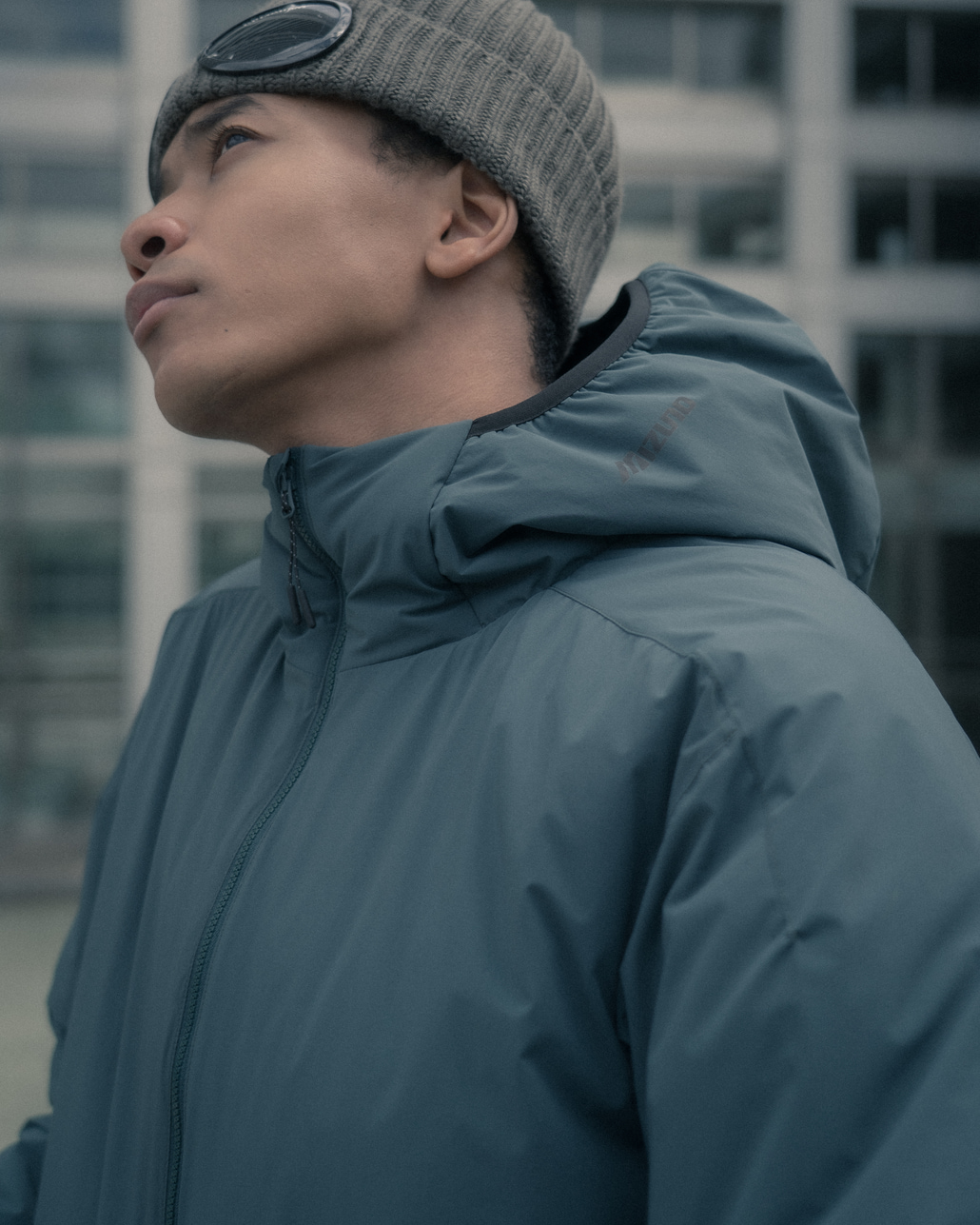 MIZUNO [ミズノ] 別注 インサレーションフードジャケット [D2JEDW11-JF]のルック写真です。