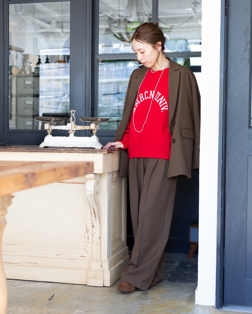 Americana × JEANS FACTORY [アメリカーナ × ジーンズファクトリー] 別注 ショート丈 フロントロゴ スウェットライク クルーネックニット [ASO-C-902-1-JF]のコーディネートです。
