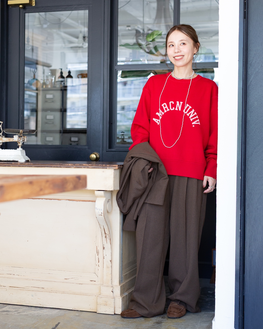 Americana × JEANS FACTORY [アメリカーナ × ジーンズファクトリー] 別注 ショート丈 フロントロゴ スウェットライク クルーネックニット [ASO-C-902-1-JF]のコーディネートです。