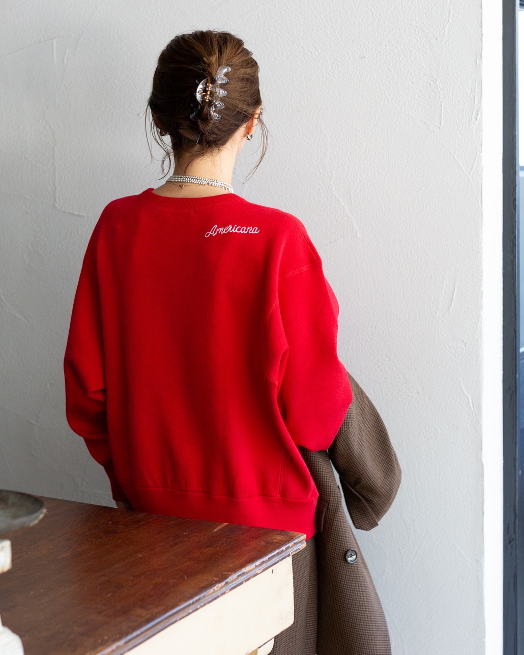 Americana × JEANS FACTORY [アメリカーナ × ジーンズファクトリー] 別注 ショート丈 フロントロゴ スウェットライク クルーネックニット [ASO-C-902-1-JF]のコーディネートです。