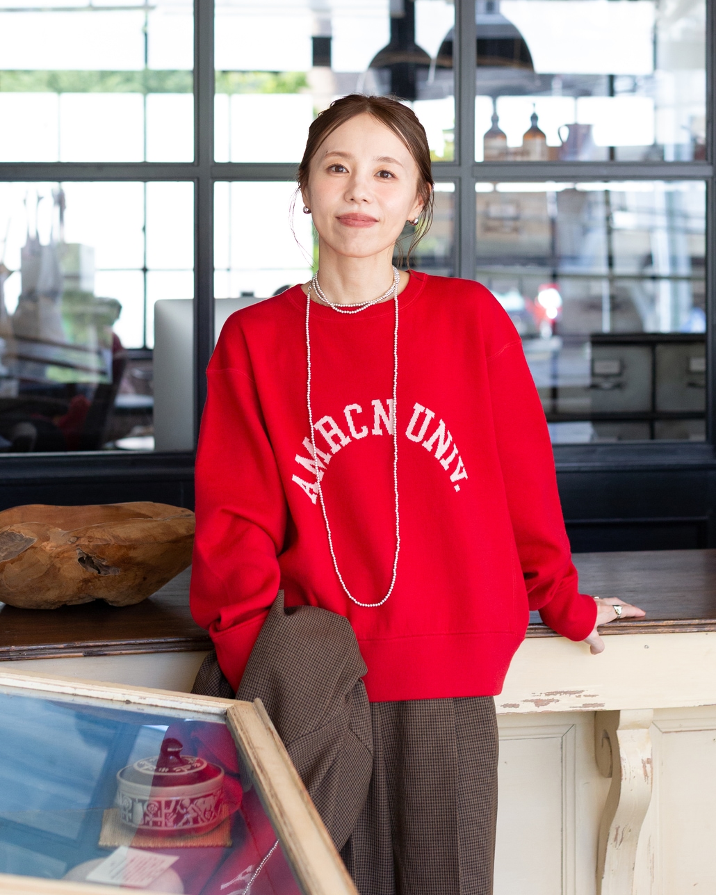 Americana × JEANS FACTORY [アメリカーナ × ジーンズファクトリー] 別注 ショート丈 フロントロゴ スウェットライク クルーネックニット [ASO-C-902-1-JF]のコーディネートです。