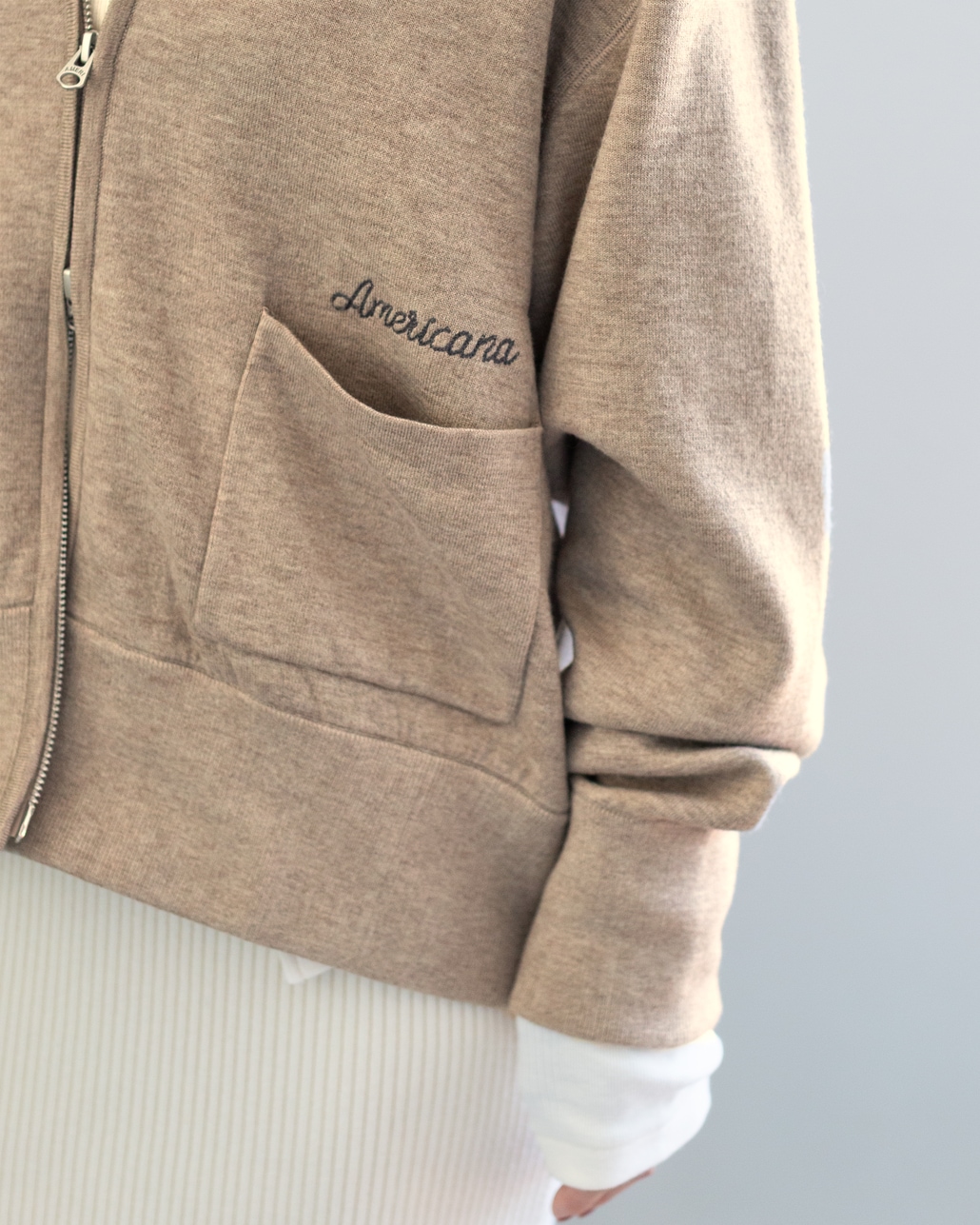 Americana × JEANS FACTORY [アメリカーナ × ジーンズファクトリー] 別注 AMRCNAロゴ ニットジップカーディガン [ASO-C-901-2-JF]のコーディネートです。