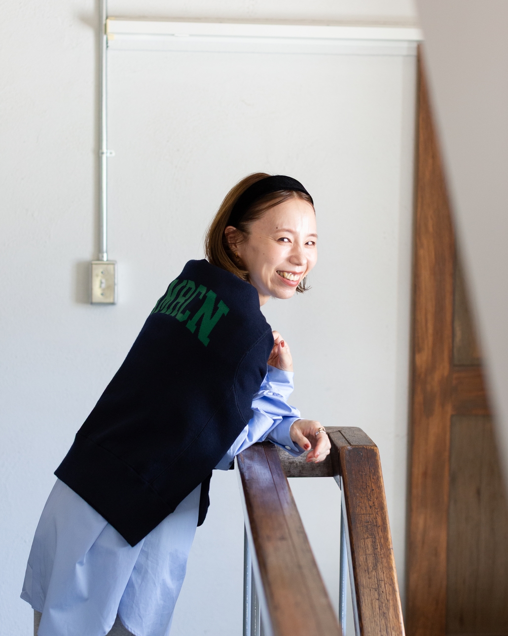 Americana × JEANS FACTORY [アメリカーナ × ジーンズファクトリー] 別注 ショート丈 バックロゴ スウェットライク クルーネックニット [ASO-C-902-2-JF]のコーディネートです。