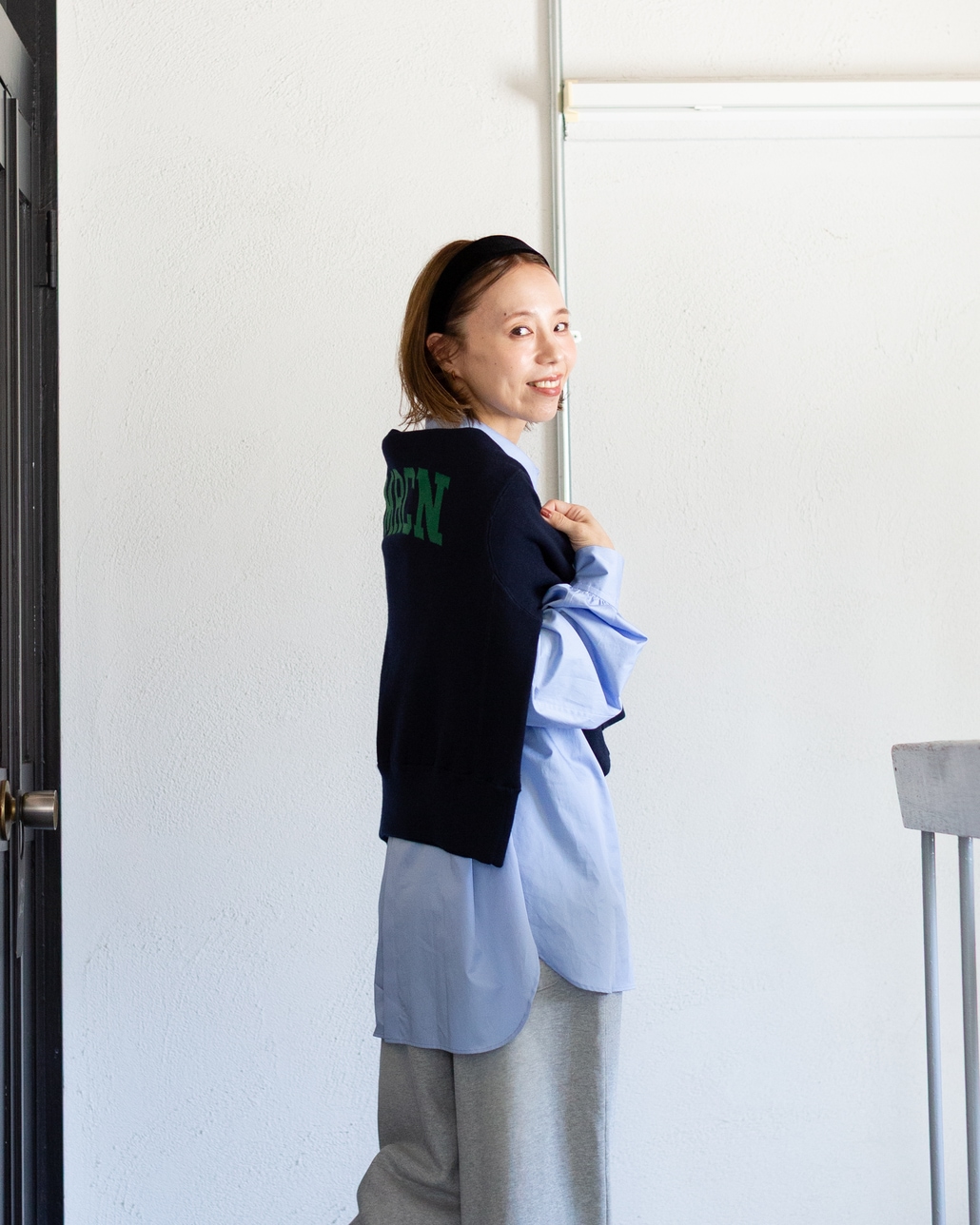Americana × JEANS FACTORY [アメリカーナ × ジーンズファクトリー] 別注 ショート丈 バックロゴ スウェットライク クルーネックニット [ASO-C-902-2-JF]のコーディネートです。