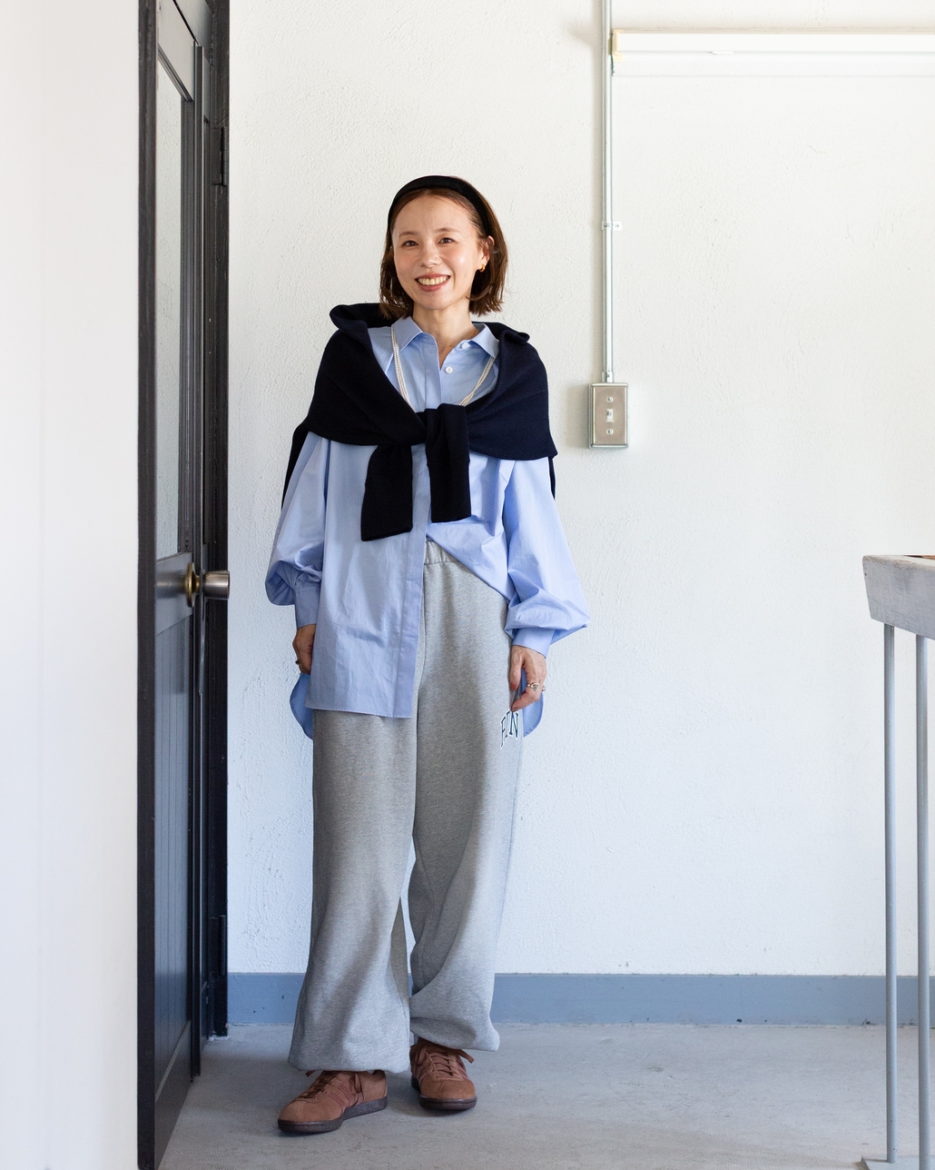 Americana × JEANS FACTORY [アメリカーナ × ジーンズファクトリー] 別注 ショート丈 バックロゴ スウェットライク クルーネックニット [ASO-C-902-2-JF]のコーディネートです。