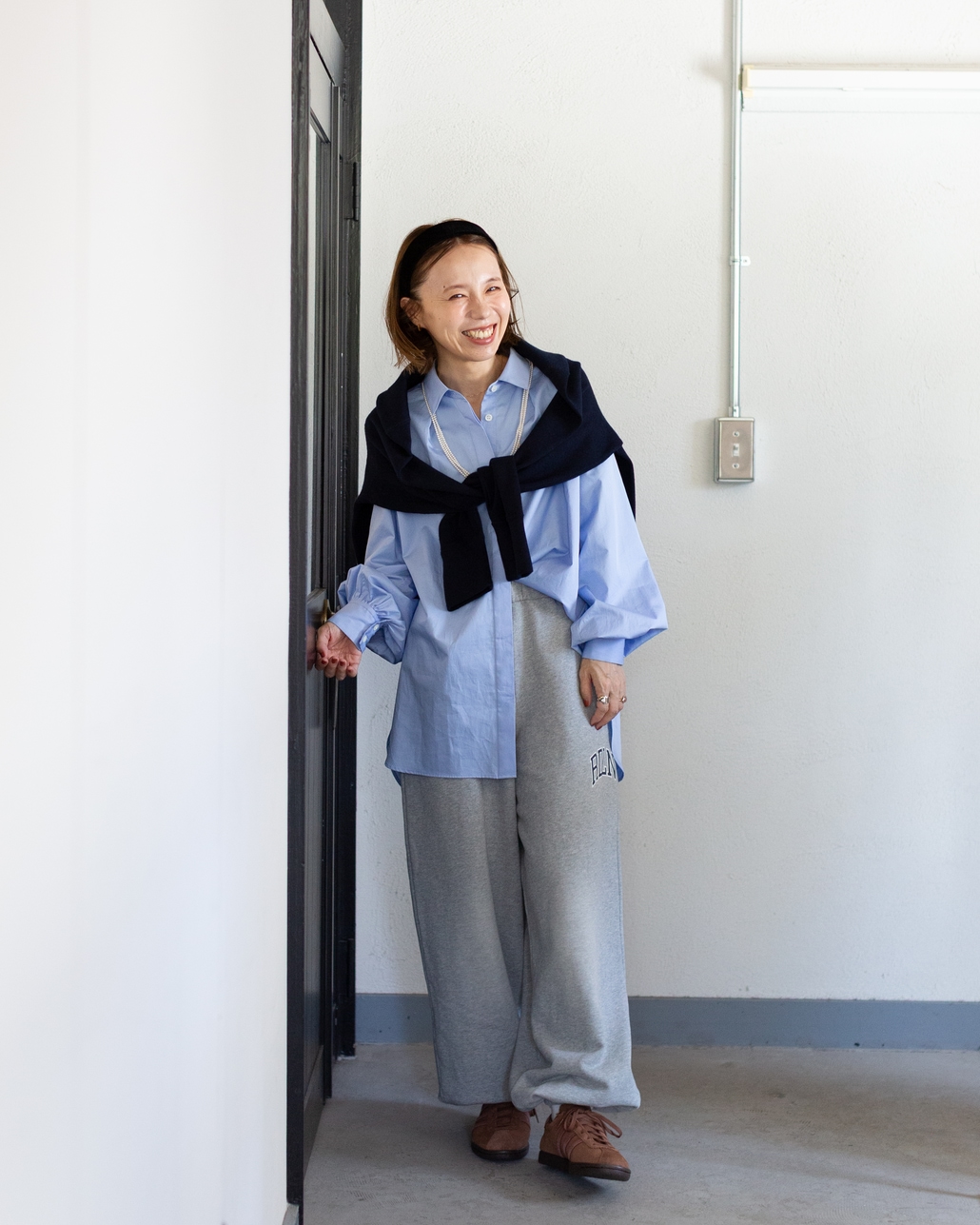Americana × JEANS FACTORY [アメリカーナ × ジーンズファクトリー] 別注 ショート丈 バックロゴ スウェットライク クルーネックニット [ASO-C-902-2-JF]のコーディネートです。