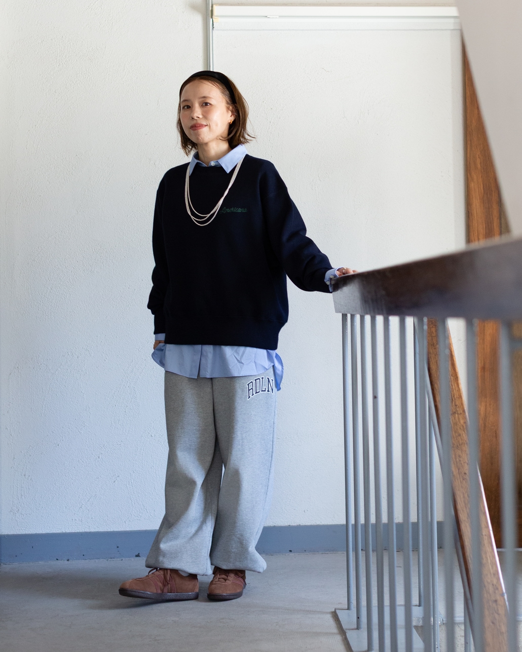 Americana × JEANS FACTORY [アメリカーナ × ジーンズファクトリー] 別注 ショート丈 バックロゴ スウェットライク クルーネックニット [ASO-C-902-2-JF]のコーディネートです。