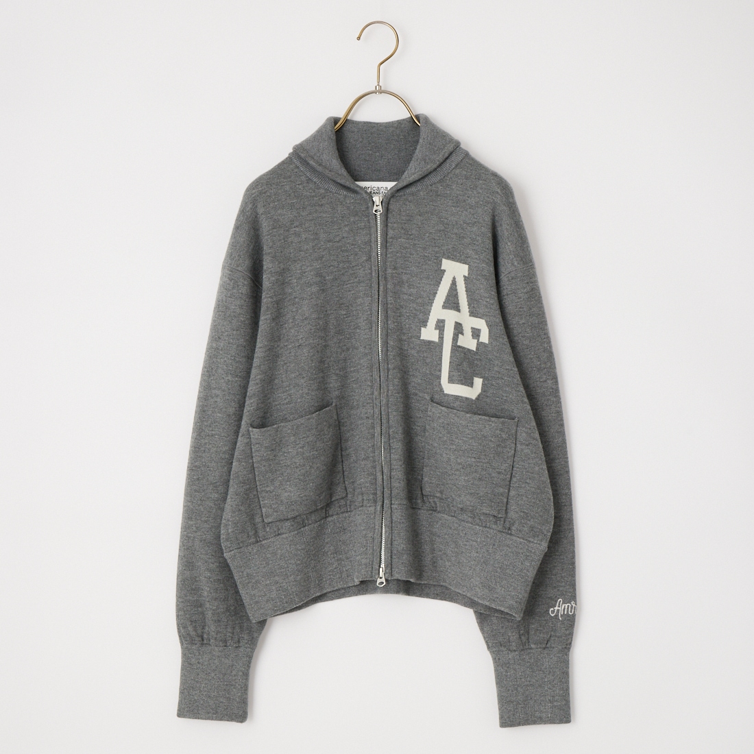 Americana × JEANS FACTORY [アメリカーナ × ジーンズファクトリー] 別注 ACロゴ ニットジップカーディガン [ASO-C-901-1-JF]のアイテム画像です。