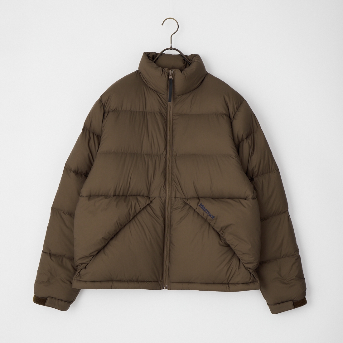 Marmot [マーモット] 別注 ワンポイントロゴ 750FPダウンジャケット [MTFW26UDW326IN-JF]です。
