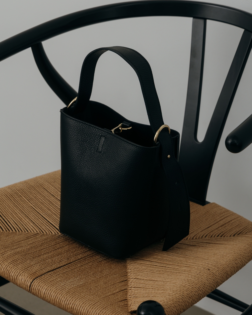 AULENTTI [オウレンティ] 別注 2WAY レザーバケットバッグ [FB-GIADEAL-SC-JF]のイメージ写真です。